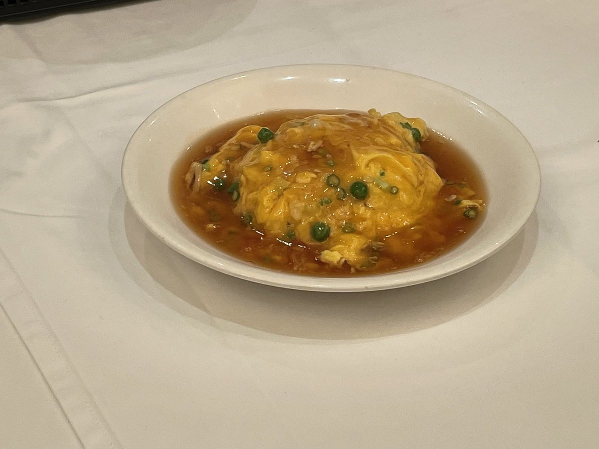 Tomocchy's tweet photo. 週刊天津飯372
藤枝四川飯店&amp;ガーデンズ（静岡県藤枝市）

お食事付き料理教室のメニューが天津飯なので、奥さんと娘と一緒に参加してきました。お食事には天津飯がなかったので、かに玉を追加注文しました。

#天津飯 #天津ハンター #週刊天津飯 #中島屋 #藤枝四川飯店 https://t.co/AtRMz3Y5uY