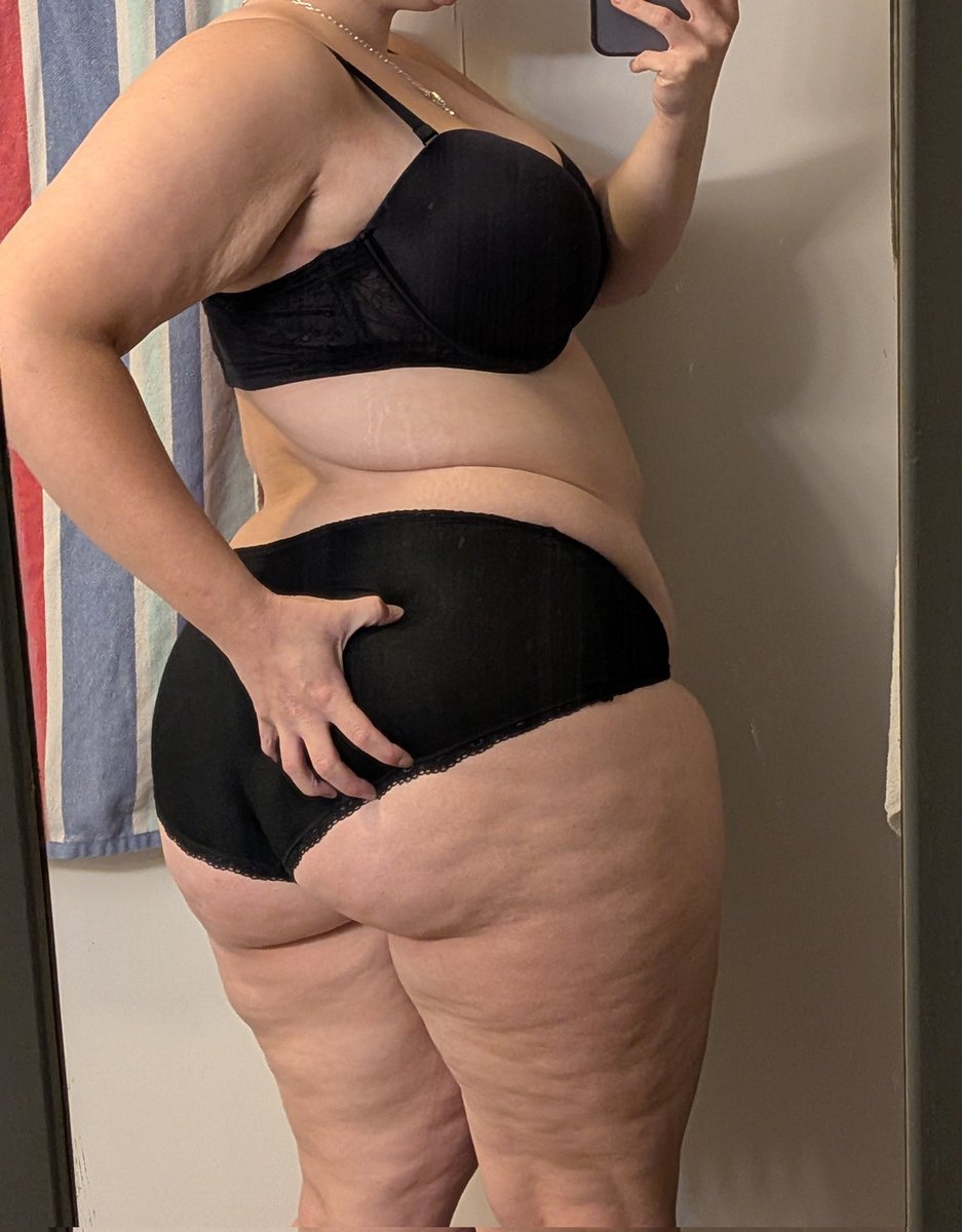 x0_lovrgrl_0x's tweet photo. someone come replace my hand 🌝
•
•
•
#plussize #nsfwtwt #underwear #belly #hehebutt #venmoinbio https://t.co/opL6bMuR6Z