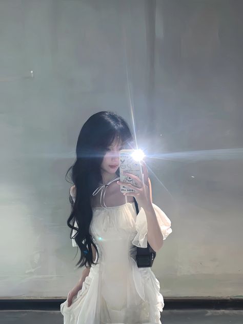 inglyf's tweet photo. Ethereal vibes in white A dreamy dress, perfect mirror selfie, and a splash of sunshine glow
ygfJ https://t.co/M9EnZ1WvKt