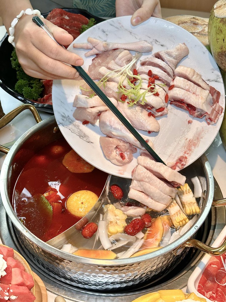 SurfTownWanning's tweet photo. 😋The salty sea breeze of Riyue Bay, paired with a steaming pot of #coconut chicken — that’s the ultimate island vibe. (Source: rednote user @爱做饿梦的莹莹子)
#wanning #food #hainan #citylife https://t.co/BQ0yjiDmRQ