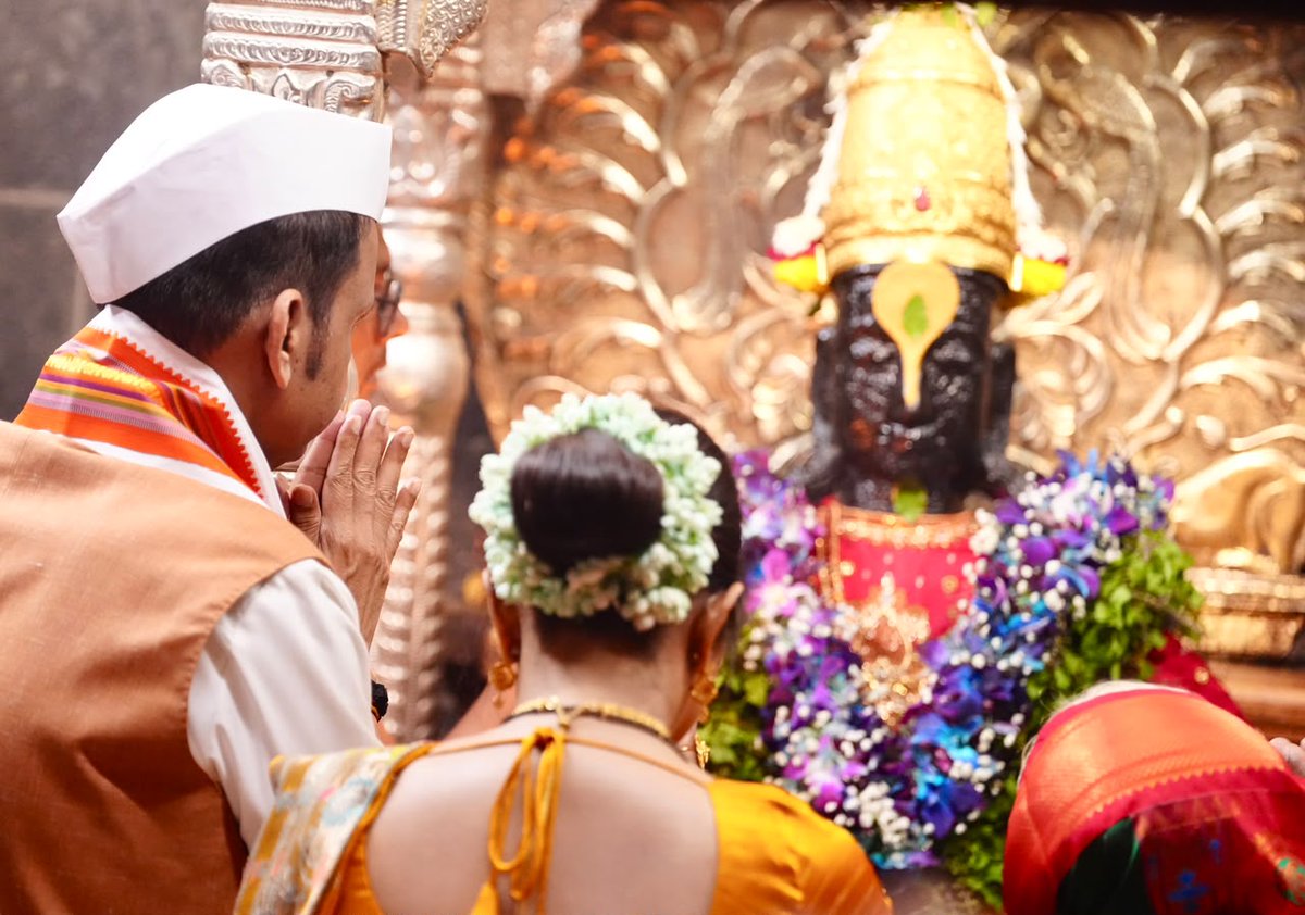 Dev_Fadnavis's tweet photo. रूप पाहता लोचनी, सुख झाले हो साजणी...

आषाढी एकादशी... 
लाखो वारकऱ्यांच्या श्रद्धेचं, भक्तीचं आणि विठ्ठलनामाच्या अखंड गजराचं पर्व. आज श्रीक्षेत्र पंढरपूर येथे सपत्नीक विठूमाऊली आणि रुक्मिणी मातेची महापूजा करण्याचा मान लाभला. विठुरायाच्या चरणी उभं राहण्याचा प्रत्येक क्षण हा शब्दांत व्यक्त करता येणार नाही. 
विठुमाऊलीच्या चरणी मनोभावे प्रार्थना केली

पाऊस पडू दे, 
पीक बहरू दे, 
पांडुरंगा, महाराष्ट्र समृद्ध होऊ दे.

#Maharashtra #PandharpurWari #AshadhiEkadashi