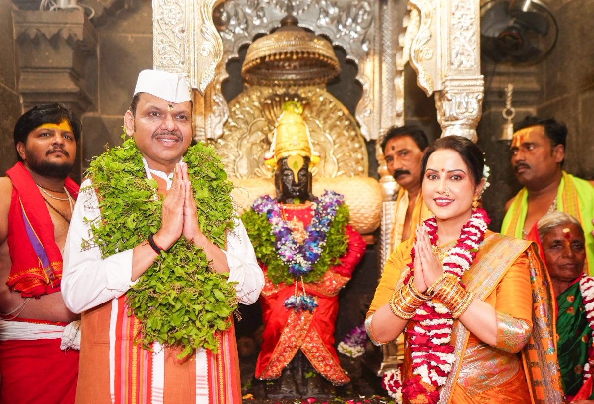 Dev_Fadnavis's tweet photo. रूप पाहता लोचनी, सुख झाले हो साजणी...

आषाढी एकादशी... 
लाखो वारकऱ्यांच्या श्रद्धेचं, भक्तीचं आणि विठ्ठलनामाच्या अखंड गजराचं पर्व. आज श्रीक्षेत्र पंढरपूर येथे सपत्नीक विठूमाऊली आणि रुक्मिणी मातेची महापूजा करण्याचा मान लाभला. विठुरायाच्या चरणी उभं राहण्याचा प्रत्येक क्षण हा शब्दांत व्यक्त करता येणार नाही. 
विठुमाऊलीच्या चरणी मनोभावे प्रार्थना केली

पाऊस पडू दे, 
पीक बहरू दे, 
पांडुरंगा, महाराष्ट्र समृद्ध होऊ दे.

#Maharashtra #PandharpurWari #AshadhiEkadashi