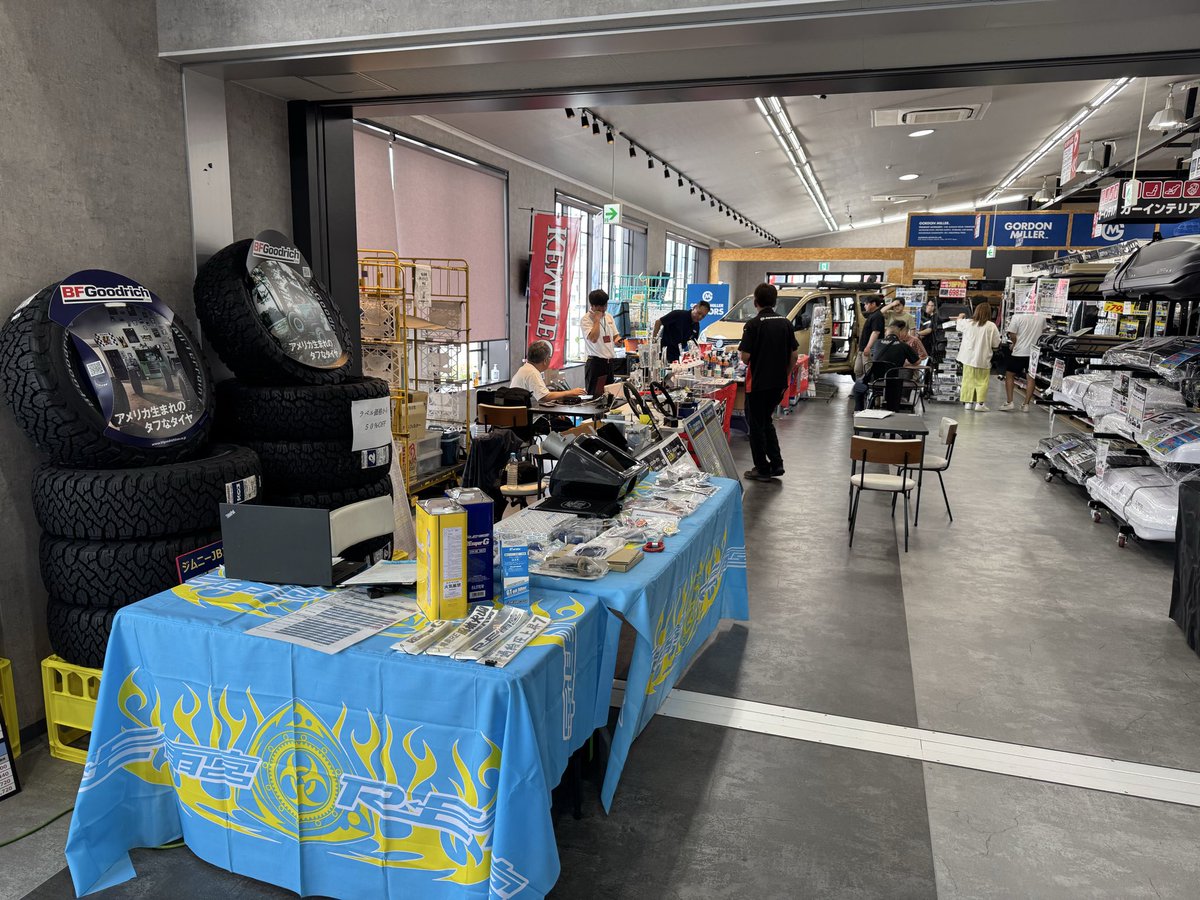 REamemiya_777's tweet photo. 皆さんおはようございます！

スーパーオートバックス郡山南店
イベント1日目です！

今日は雨に備えて中で物販してます
是非お越しください！ https://t.co/DyX8VZCPNw