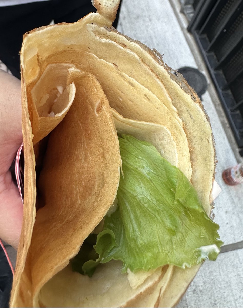 _MIKANG_'s tweet photo. 식사류 크레페 개맛있는데🤤🤤🤤 
콜라보 부럽다 갈수있다면 전부 먹을텐데😭
근데 원래 마리온 매운맛크레페없어서그런건가
바쿠고 의외로 불닭같은게 아니라 달달구리 카라멜이네 https://t.co/gCMOpPHLEd