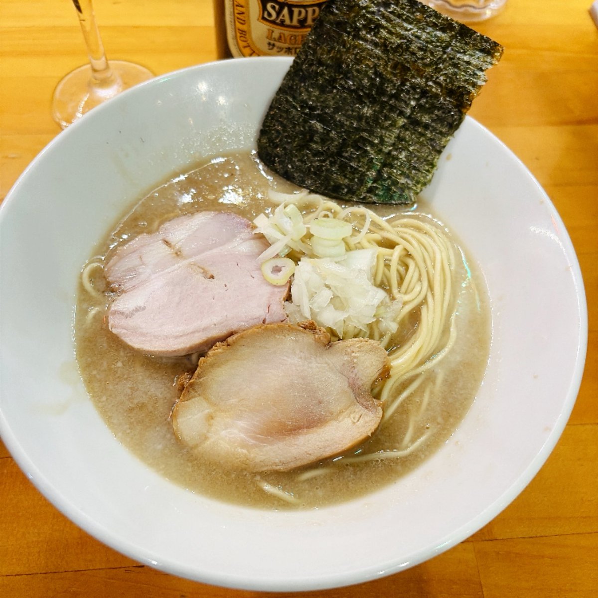 minatonoyoko_8's tweet photo. 初めて移転後の昼八
こんな豚骨食べた事ない
豚骨の常識が音を立てて崩れた
衝撃の豚骨

そして背徳メシ
これだけで主役級
ニンニクとマヨが加わるともうゴクゴクいける飲み物

豚骨&amp;背徳メシ
豚の血圧のヨーコ昇天😇
📍平八　横須賀 https://t.co/tEAQa95csH