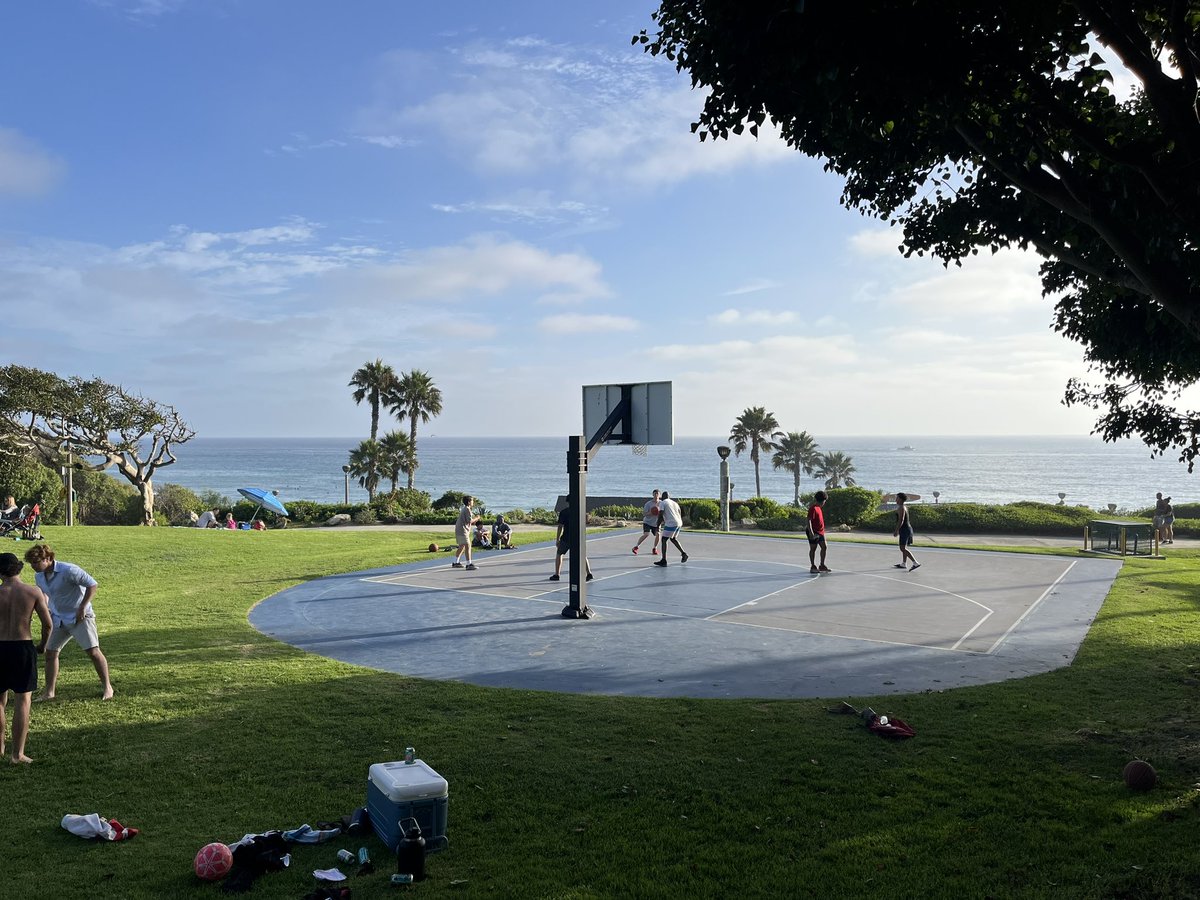SOCALJAMBOREE's tweet photo. Happy Friday Evening✨

太平洋の波音を聴きながら🏀 https://t.co/1L3EkDvTod