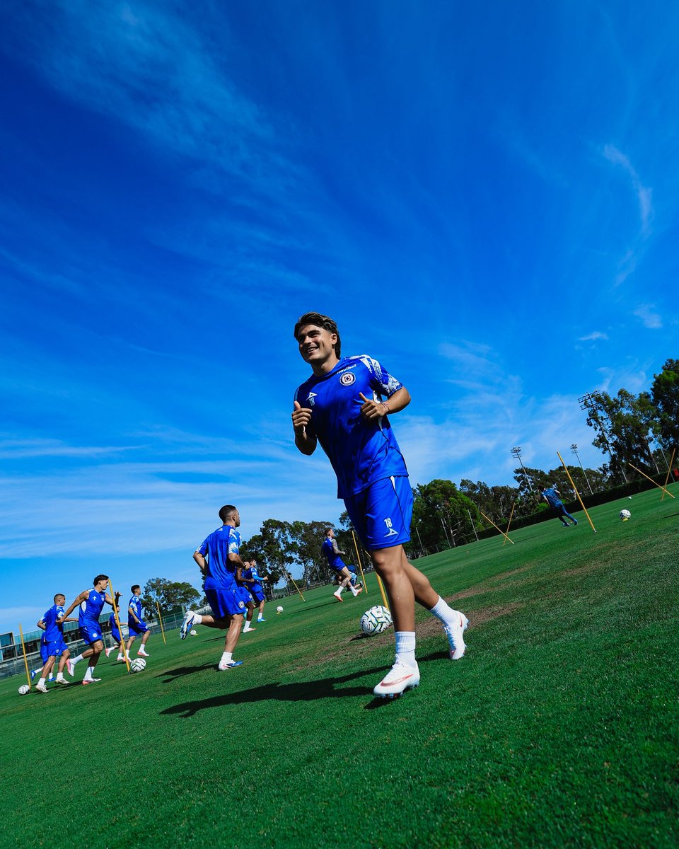 CruzAzul's tweet photo. Entrenamiento en Los Ángeles y estamos listos para el Campeón de Campeones. 💙🔥⚽️ https://t.co/rEaZSdY0QB