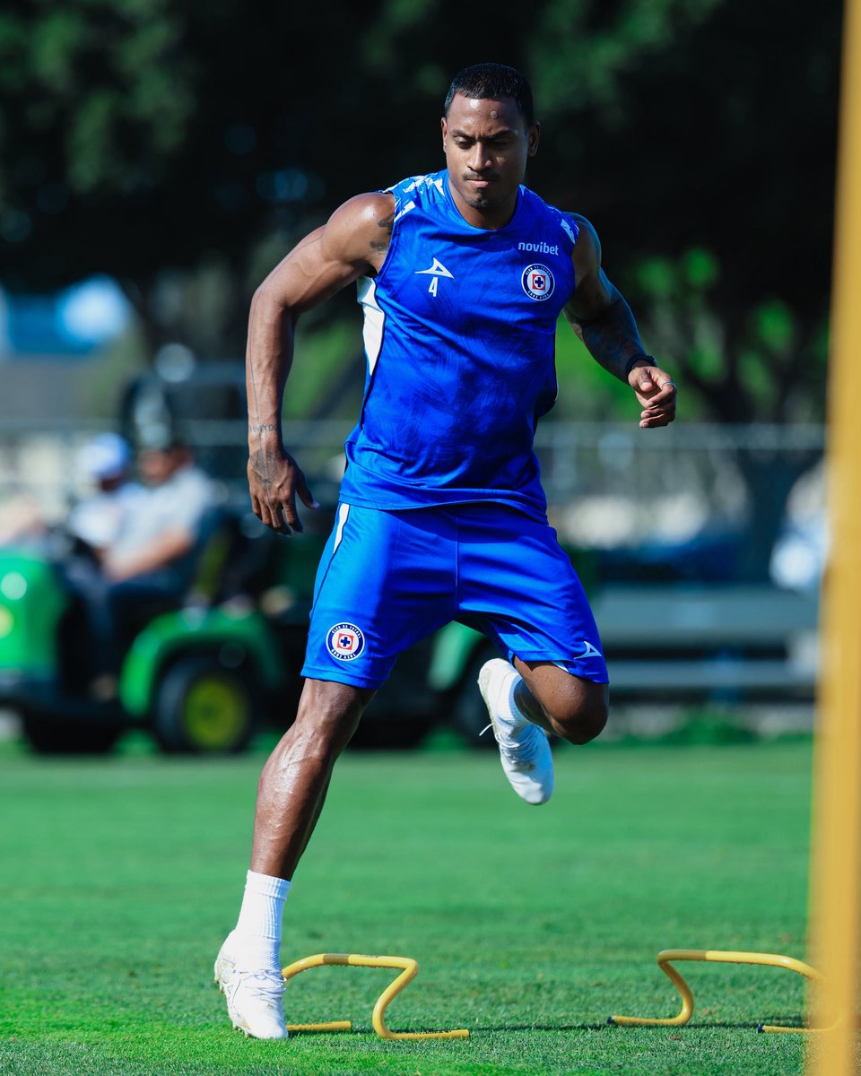 CruzAzul's tweet photo. Entrenamiento en Los Ángeles y estamos listos para el Campeón de Campeones. 💙🔥⚽️ https://t.co/rEaZSdY0QB