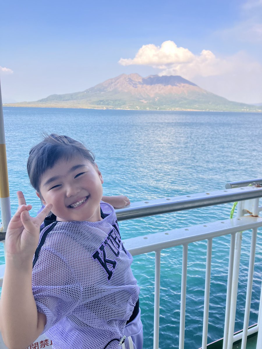 micotom1's tweet photo. 桜島〜🌋&amp;鴨池フェリー⛴️に乗って垂水港へ⚓️
久々に乗った！
やっぱり地元は落ち着く！
桜島見ると元気になる！
#鹿児島
#桜島
#鴨池フェリー
#垂水フェリー
#桜島とツーショット https://t.co/eIvx2I7Irz