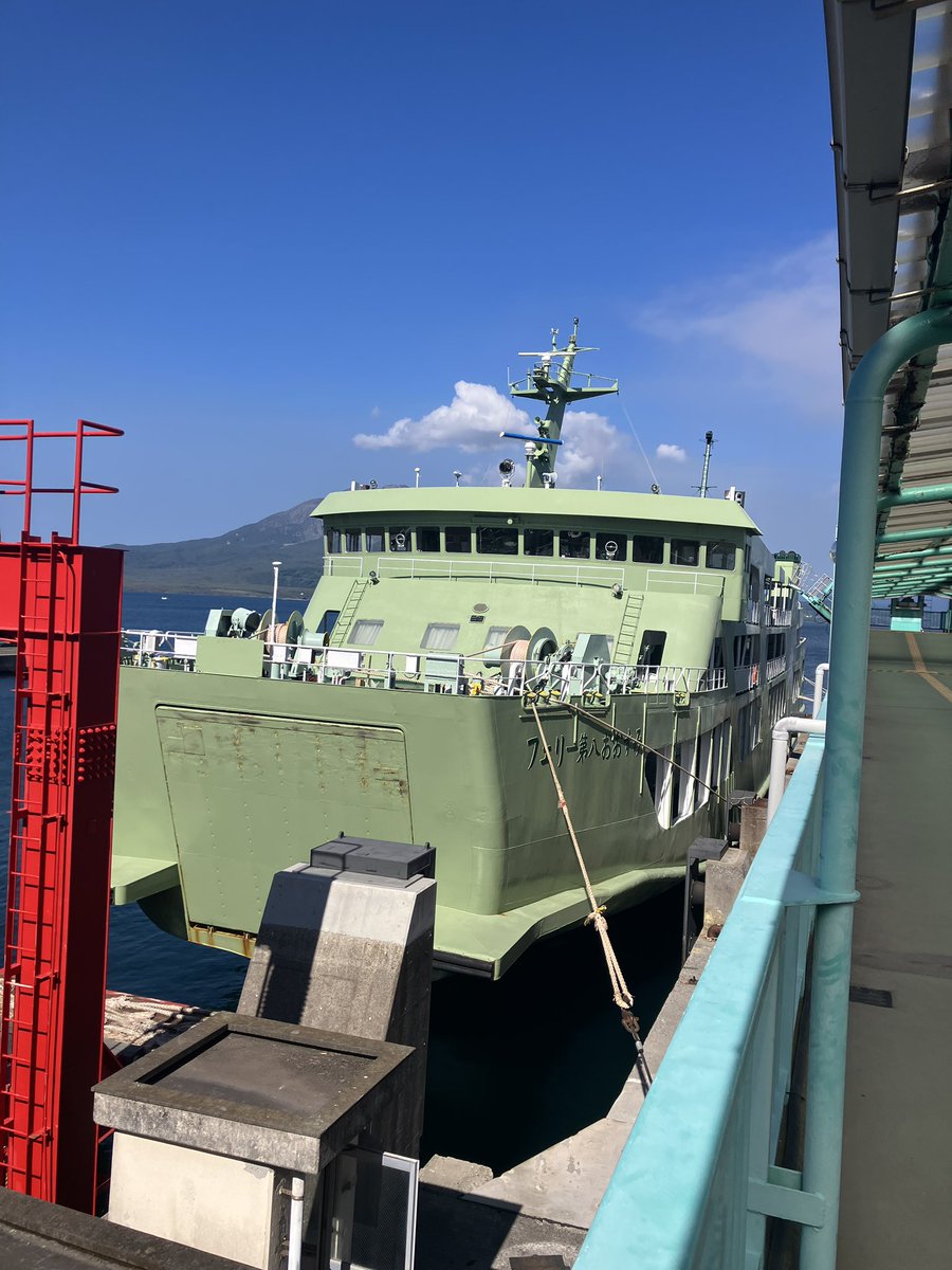 micotom1's tweet photo. 桜島〜🌋&amp;鴨池フェリー⛴️に乗って垂水港へ⚓️
久々に乗った！
やっぱり地元は落ち着く！
桜島見ると元気になる！
#鹿児島
#桜島
#鴨池フェリー
#垂水フェリー
#桜島とツーショット https://t.co/eIvx2I7Irz