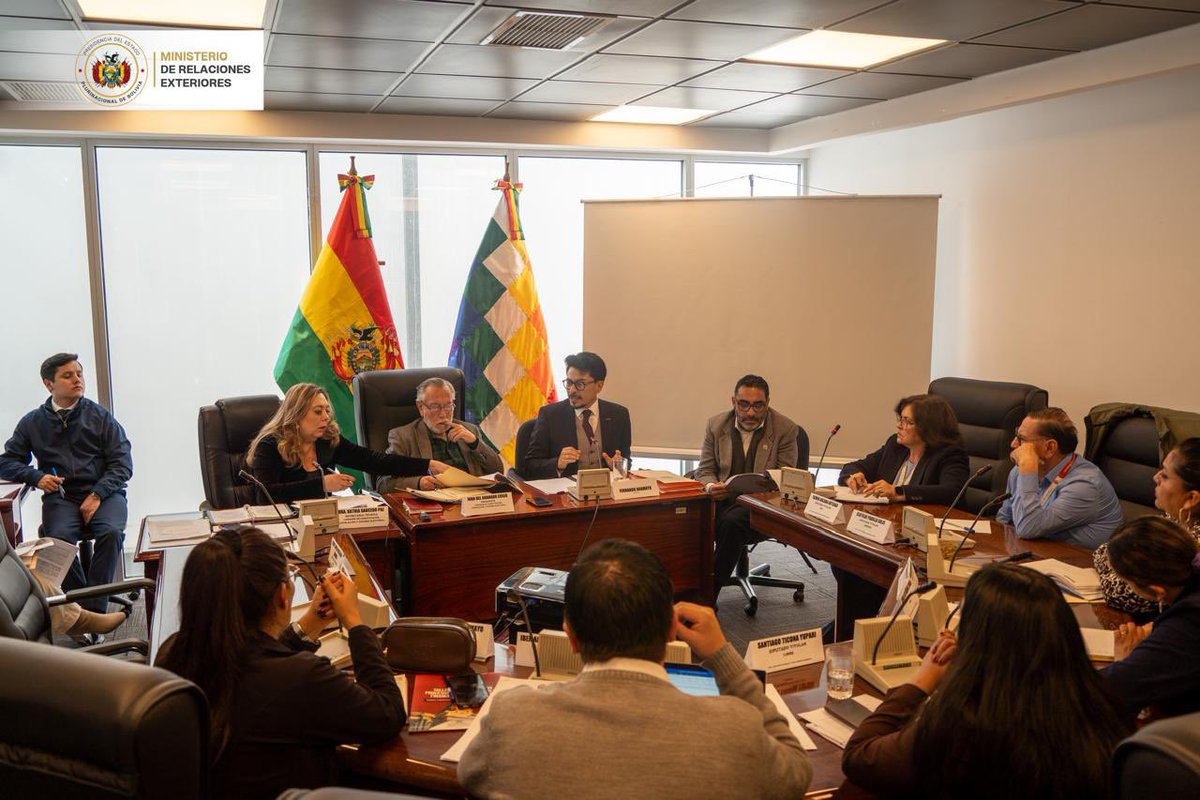 MRE_Bolivia's tweet photo. Bolivia reafirma su gestión diplomática para contribuir a la continuidad de los trámites de homologación de títulos de profesionales bolivianos en Argentina. Se mantienen activos los mecanismos bilaterales, el diálogo técnico y una hoja de ruta conjunta entre ambos países.

🔗 https://t.co/ip1KH9jA1t

#CancilleríaBolivia #Diplomacia #Argentina #HomologaciónDeTítulos #PolíticaExterior