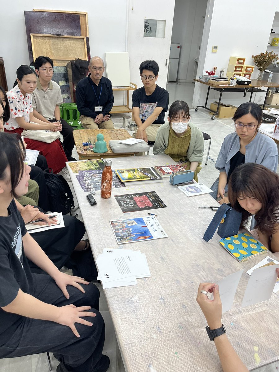 michigeisns's tweet photo. みちのおくの芸術祭には東北芸術工科大学の学科・コースを超えた30名の学生インターン生が集まっています。先日はグラフィックデザイン学科の鎌田菜穂さんによる市民公募BOXアート展のキャプションデザインを検討しました。応募は9/18までです！
https://t.co/LxqoJZJVlD https://t.co/5C3p2IJjQy