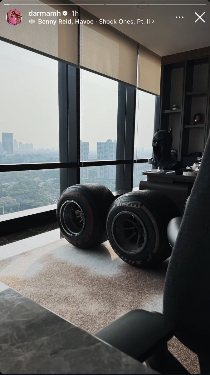 LambeSahamjja's tweet photo. itu motor F1 di kantor cucu soeharto? https://t.co/ma0mq3NOAR