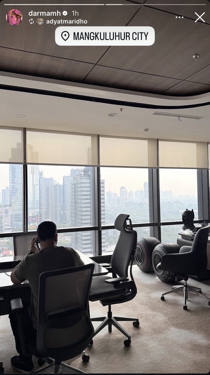 LambeSahamjja's tweet photo. itu motor F1 di kantor cucu soeharto? https://t.co/ma0mq3NOAR
