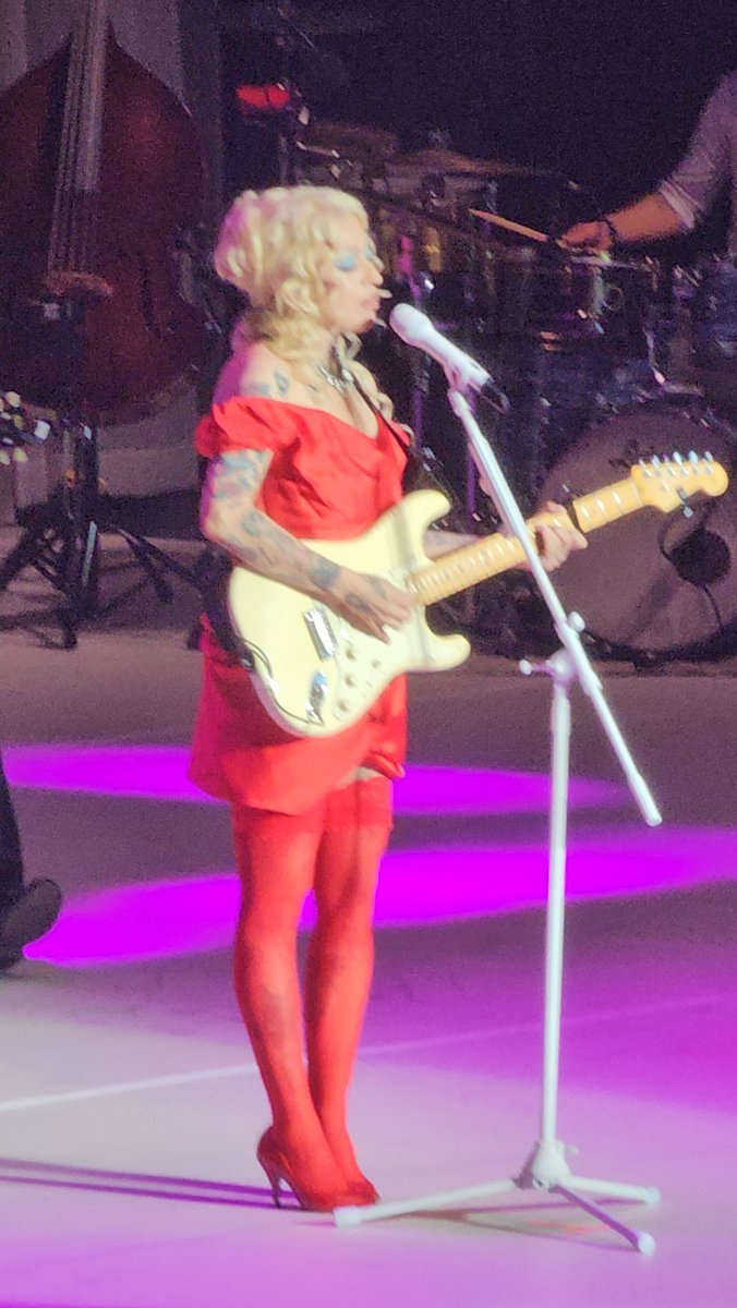YodaCanadiense's tweet photo. #monlaferte #femmefatale #placebell #canada https://t.co/rgHQMV1vMc