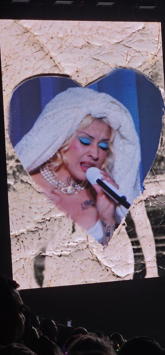 YodaCanadiense's tweet photo. #monlaferte #femmefatale #placebell #canada https://t.co/rgHQMV1vMc