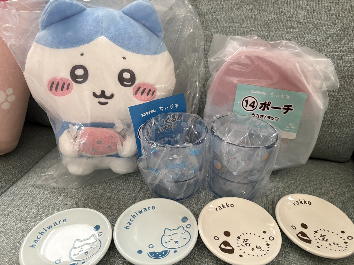 saekkuma's tweet photo. 昨日映画見て、先程くじ引いてきた！
くじ準備されてなくて店員さんが持ってきたものそのまま受け取ったらハチワレラッコ祭りだったー！！アクスタもくじもなかなかの引きで大満足😊 https://t.co/ZGmNhPXxL9