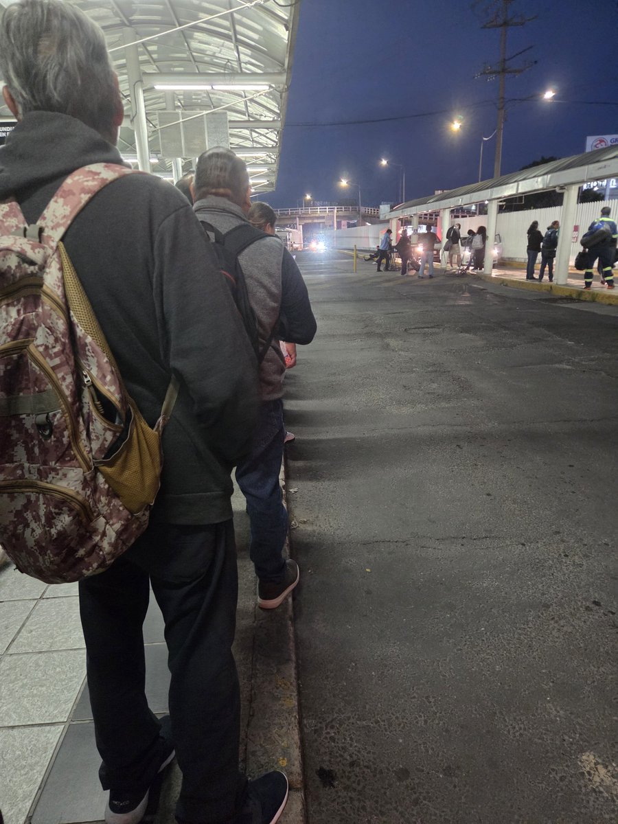 edgardow's tweet photo. Más de media hora esperando alimentadora en capu sentido diagonal. Cada día es peor el servicio 
@RUTA_Puebla https://t.co/AYekqkPIBj