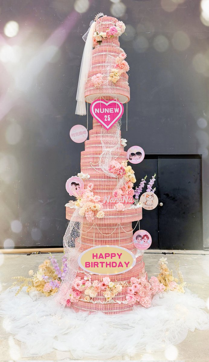 sweetnunew's tweet photo. 🎂林林生日应援part1🎂＃NuNew  

宝贝25岁生日怎么能缺少仪式感满满的大蛋糕！必须安排上✨
感谢@NuNew00725的组织，同时感谢@2nunu0725、@1985niu、@lalahu21大力支持🥰
祝我们的林景云生日快乐，岁岁常欢愉，永远幸福被爱 @CwrNew

NUNEW 25th BDAY
#ยิบห้าขวบนุนิวเดย์ https://t.co/rHtUdWwOFM
