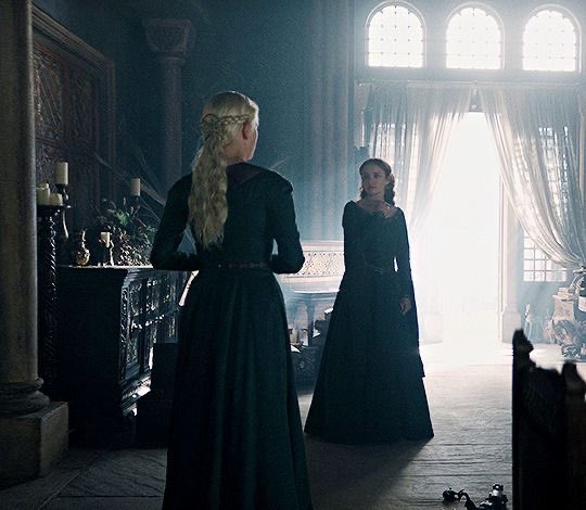 miserydayne's tweet photo. when your daughters life is so tragic all you can do it’s stare at her and clutch your chest in agony https://t.co/vRGc02ZHZD