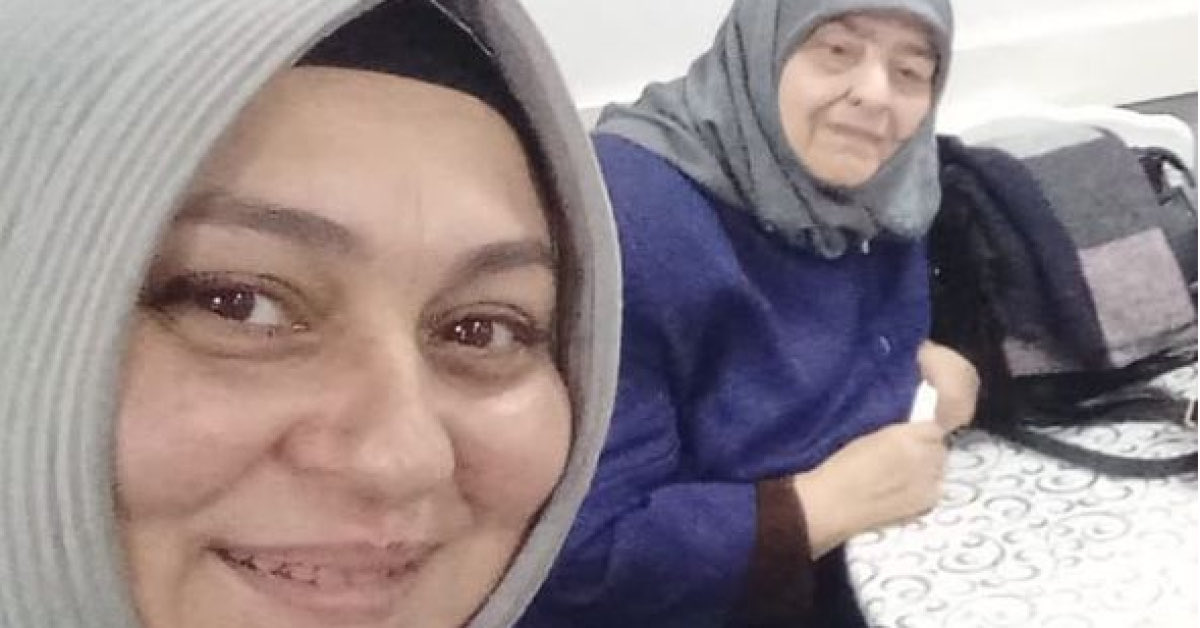 ZamHaberAjans's tweet photo. Katili selfie çekmiş. Bursa’da kan donduran altın cinayeti çözüldü.

77 yaşındaki Faize Karaca’yı, ailece görüştükleri komşuları Şengül Demir’in altınlarını almak için öldürdüğü ortaya çıktı. https://t.co/moxLPqZsnD