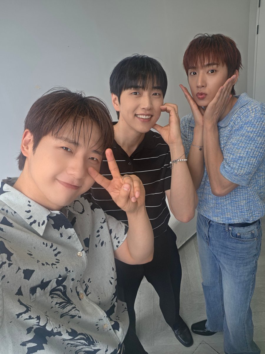 _B1A4OFFICIAL's tweet photo. 바나 생일을 맞아 돌아온 #포토그레이 with #B1A4

#신우 #산들 #공찬 https://t.co/VnQ5UpRQ4e