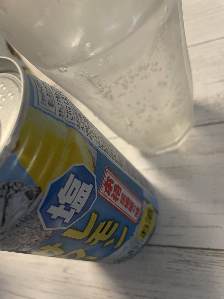 Smiley_Rainy's tweet photo. 洗濯モン干してたら汗だく
暑くてやってられんので
昼メシ作りながらレモンサワーのむ https://t.co/0LlNwoVOKW