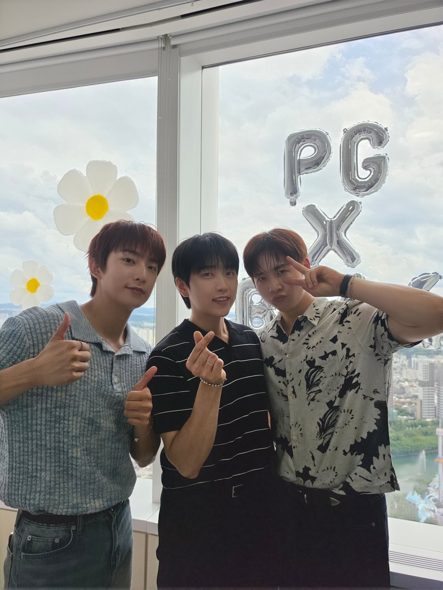 _B1A4OFFICIAL's tweet photo. 바나 생일을 맞아 돌아온 #포토그레이 with #B1A4

#신우 #산들 #공찬 https://t.co/VnQ5UpRQ4e