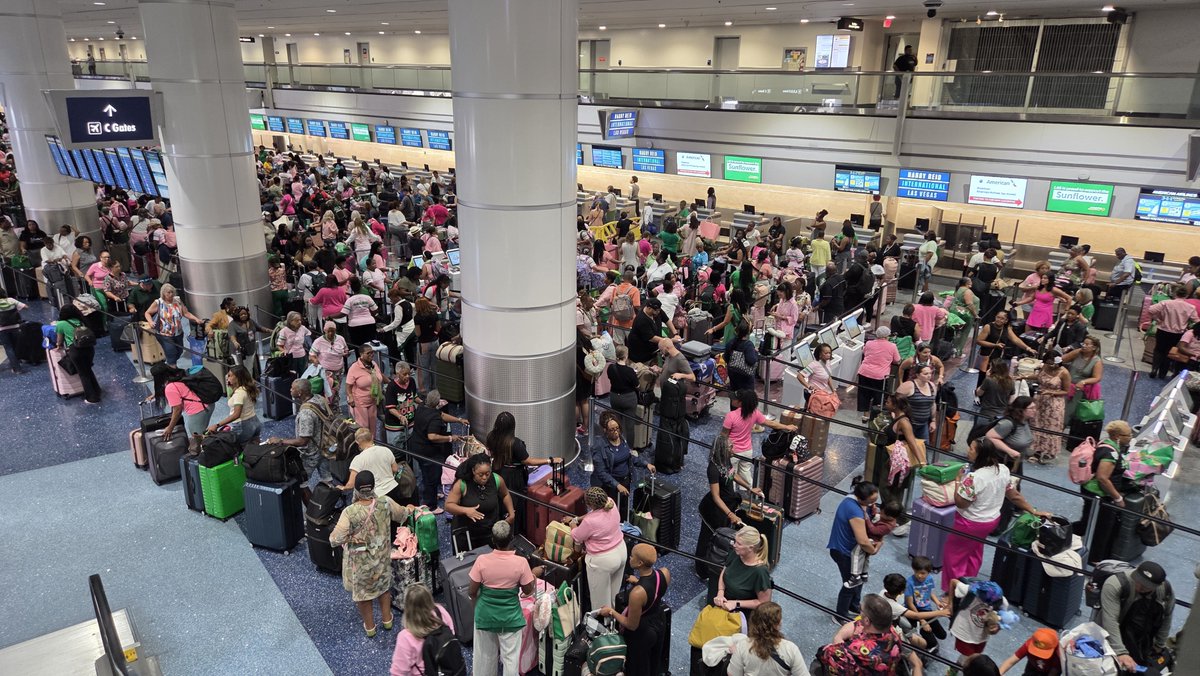 Adrianwhite1077's tweet photo. @SouthwestAir .....today would been a great day for you to allow your customers to check their backs more than 4 hours in advance. Especially in Vegas. Several flights have been missed and rescheduled https://t.co/AHGfyfNVyF
