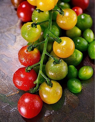 NoraC40056's tweet photo. Just tried the new organic cherry tomatoes from the local farm! Super juicy, sweet, no weird aftertaste—perfect for salads or snacking.  10/10 would buy again!， https://t.co/jYHi9r7sjI