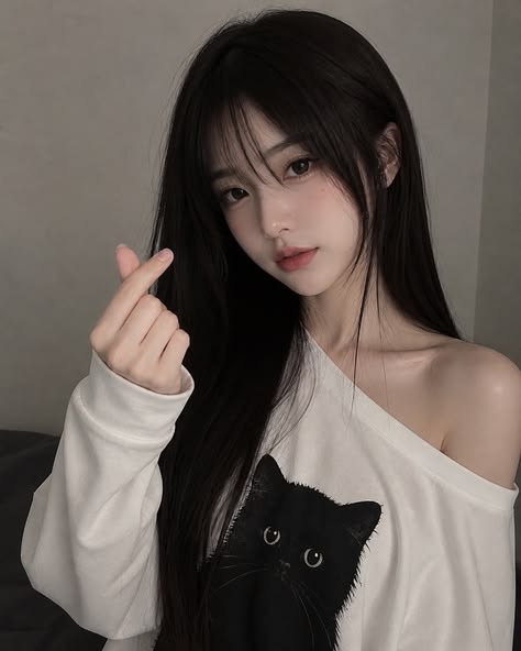 virg2011's tweet photo. Cozy-cat chic in a soft sweater, flashing a cute finger-heart
Txt https://t.co/VK0MPBMTaP