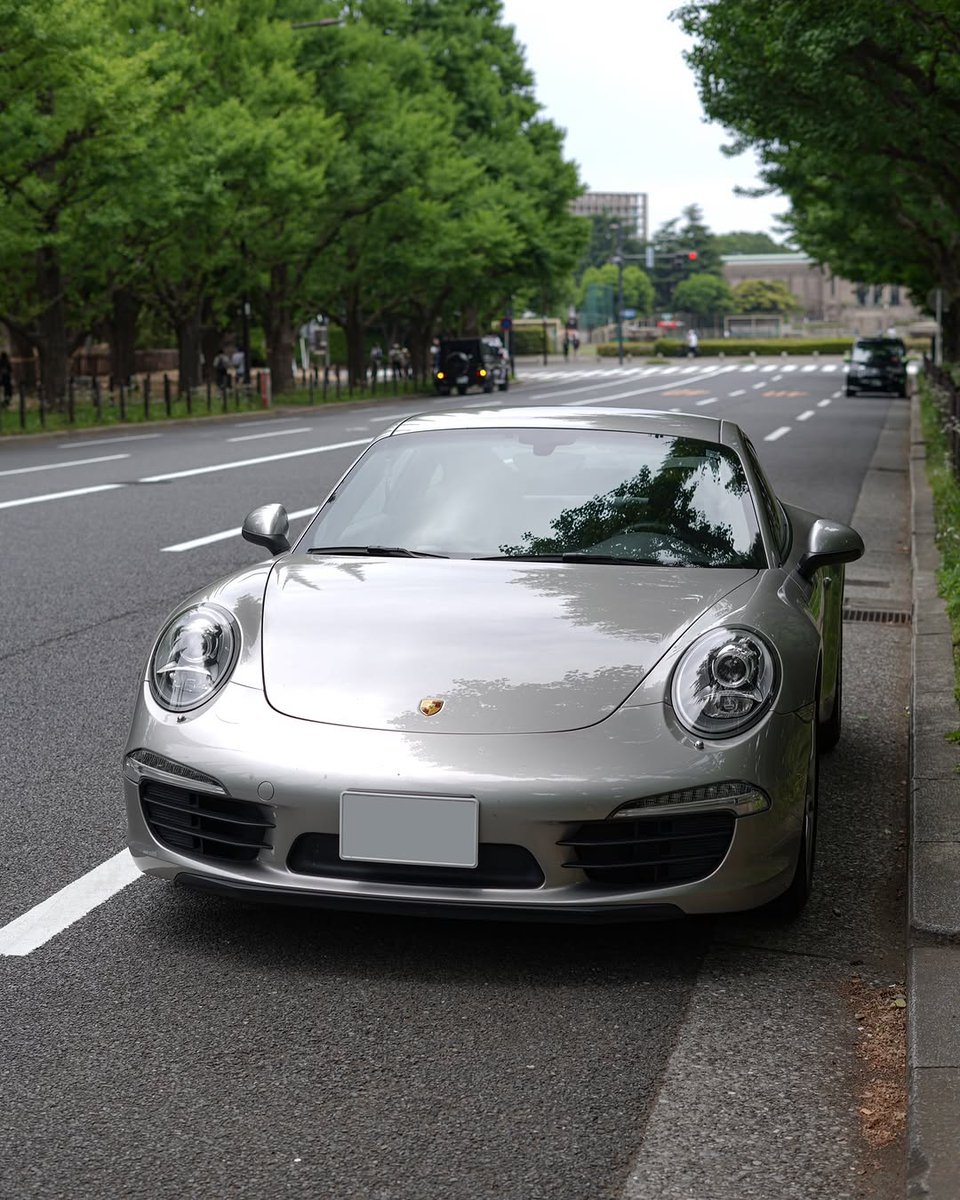 abcdonupdata's tweet photo. 緑に囲まれた街並みに溶け込む911🌿  何度見ても、この美しいシルエットには惹かれます🚗✨  
#Porsche #ポルシェ #911 #911Carrera #スポーツカー #輸入車 #車好き #愛車 #東京 #東京ドライブ #街並み #カメラ好き #写真好き #カーライフ #ファインダー越しの私の世界 https://t.co/gGTvnkW6fI