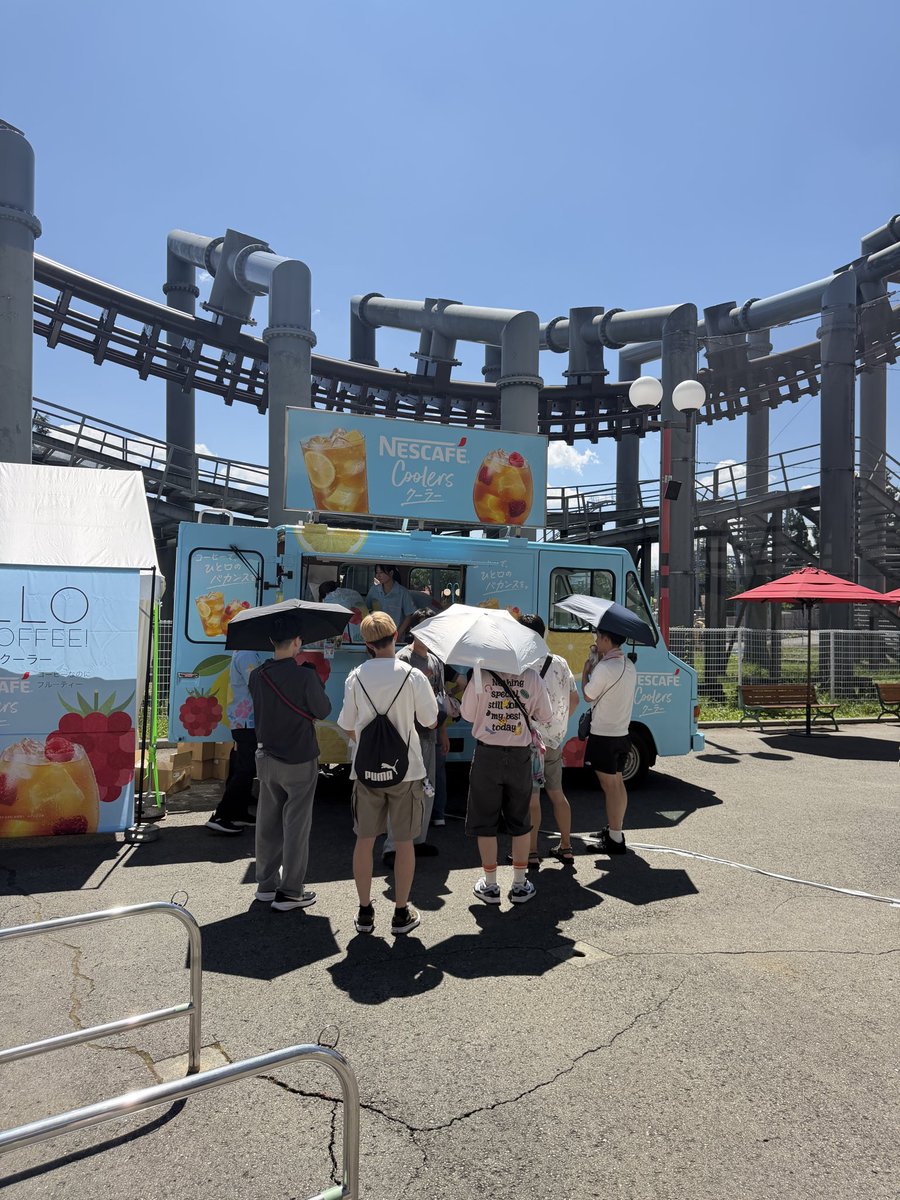 fujikyunow's tweet photo. 【7/25.26 開催】
ええじゃないか前でネスカフェクーラーの無料サンプリング実施中！
ひと絶叫したあと、美味しいコーヒーに癒されてみませんか？

ドリンクの写真やフォトスポットを投稿すると可愛いシールがもらえちゃう🩷

ぜひ皆さまお立ち寄りください✨

 #コーヒーなのにフルーティー  #富士急 https://t.co/C5YCzmowmr