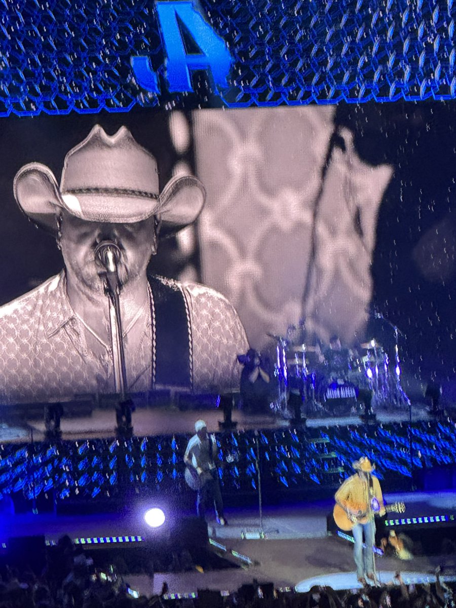 CraigTX88's tweet photo. @Jason_Aldean Hell Of Concert In OKC https://t.co/9fwAjK4P3d