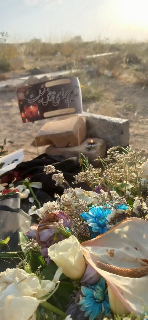 Persian3Hero's tweet photo. خواستند در دورترین نقطه در دل بیابان، غریبانه دفنش کنند تا فراموش شود، غافل از این‌که میلیون‌ها دل خانه ابدی او شد.

#سربدار_عرفان_اسفندیاری https://t.co/A2C07Zg3jP