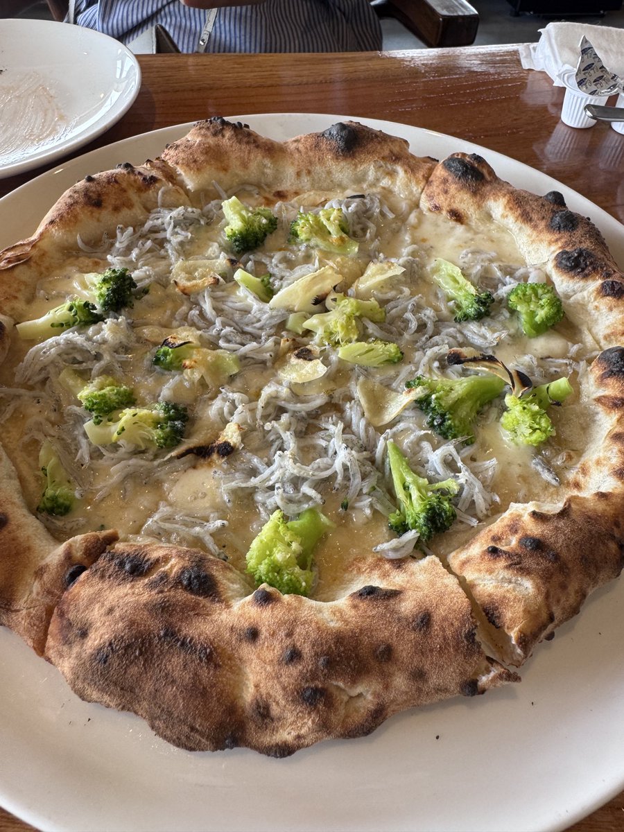 toytkfm's tweet photo. 田園風景見ながらピザを食う🍕 https://t.co/KHhfAy3N6Q