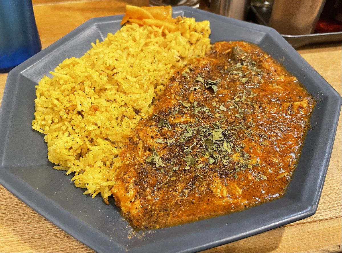 asachatokyo's tweet photo. 【 暑さを乗り���る話題のカレーと僕 】

最近できた話題のカレー屋さんに行ってきました

コンパクトでこじんまりとした店内には、食欲をダイレクトに刺激するカレーのいい匂いが充満しています

カウンターに座って、「早く来ないかな」とソワソワ待つ時間すら、もはや前菜です

運ばれてきた瞬間、カレーにふりかかっているスパイスの量に圧倒

見た目だけで「あ、これ絶対美味しいやつだ」と確信しました

スプーン1杯目
ルーとごはんを絶妙のバランスですくって一口
ほどよい辛さと深いコクが広がり、脳内でファンファーレが鳴り響くのがわかりました

これで午後も元気に頑張れそうです