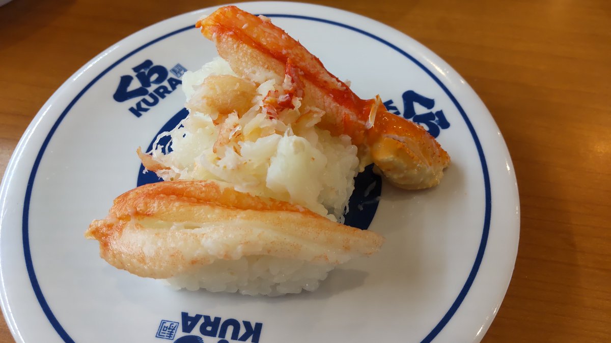 Currypanman10's tweet photo. くら寿司に行ってきました！
まだ二日目の昼なのに青皿品切れという悲しい現実😫
第二希望の緑皿をゲットしました❗️
缶バッジも当たってニヤニヤ🤸
@hkz615 https://t.co/dfEKCigXkK