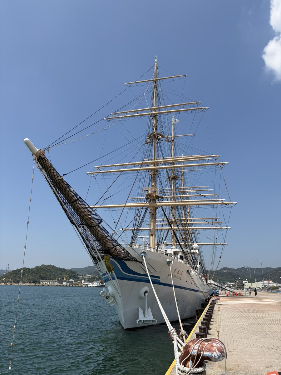 ShibaroS's tweet photo. 宇野港に帆船の日本丸が来ています！瀬戸内の海に美しい船体が映えますね。今回、船内は見学できませんが、近くまで行って見ることができますよ。日本丸は27日10時に出港します。
#玉野市 #日本丸 #宇野港 #帆船 https://t.co/S5C9YZN2Un