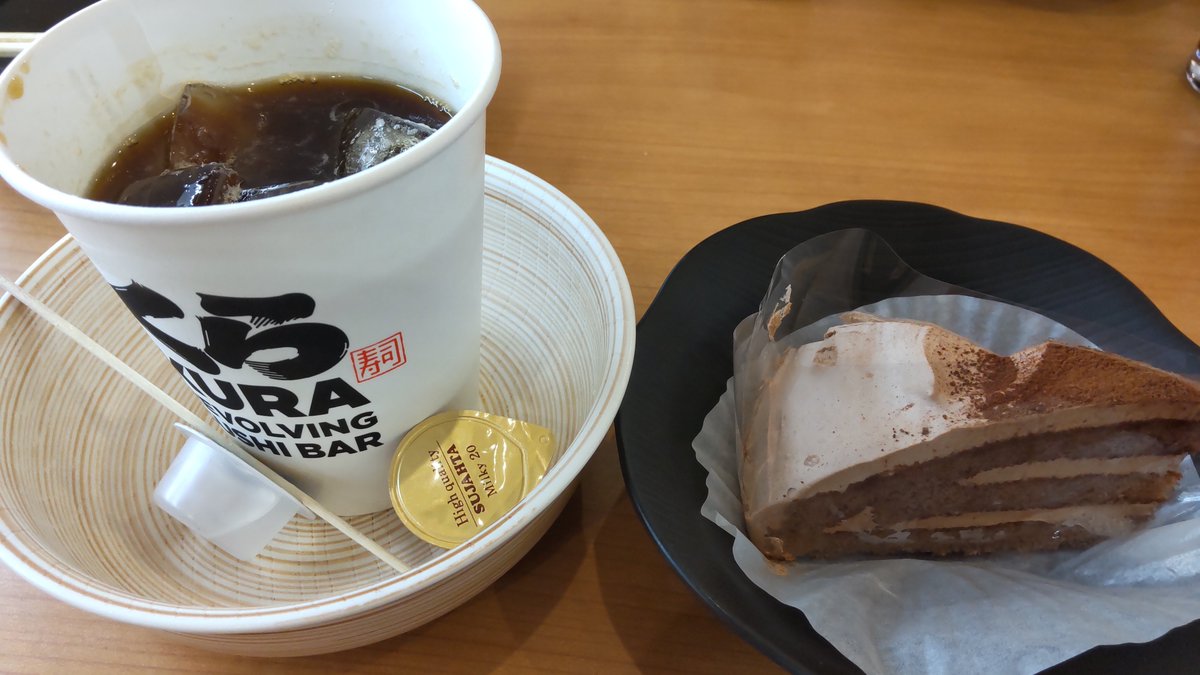 Currypanman10's tweet photo. くら寿司に行ってきました！
まだ二日目の昼なのに青皿品切れという悲しい現実😫
第二希望の緑皿をゲットしました❗️
缶バッジも当たってニヤニヤ🤸
@hkz615 https://t.co/dfEKCigXkK