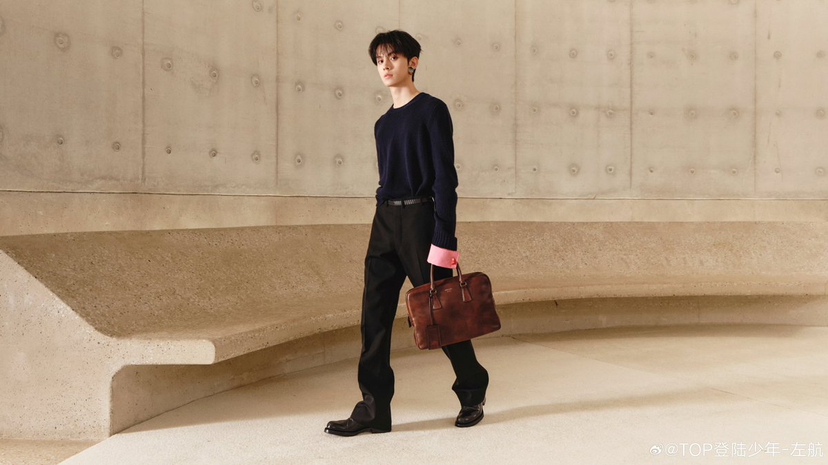 ZUOHANG_TH_'s tweet photo. TOP登陆少年 #左航 Weibo Update!
2026.07.25

Prada Qixi Collection 2026

เมื่อสายตาสบกันท่ามกลางแสง ความเชื่อมโยงก็ค่อย ๆ เติบโตขึ้นอย่างเป็นธรรมชาติ

#ZuoHangxPrada #Prada
#ZuoHang #จั่วหาง #LEFT #加点zuo料
#TOP登陆少年组合 #TransfOrmProject https://t.co/WKnME1tmhn