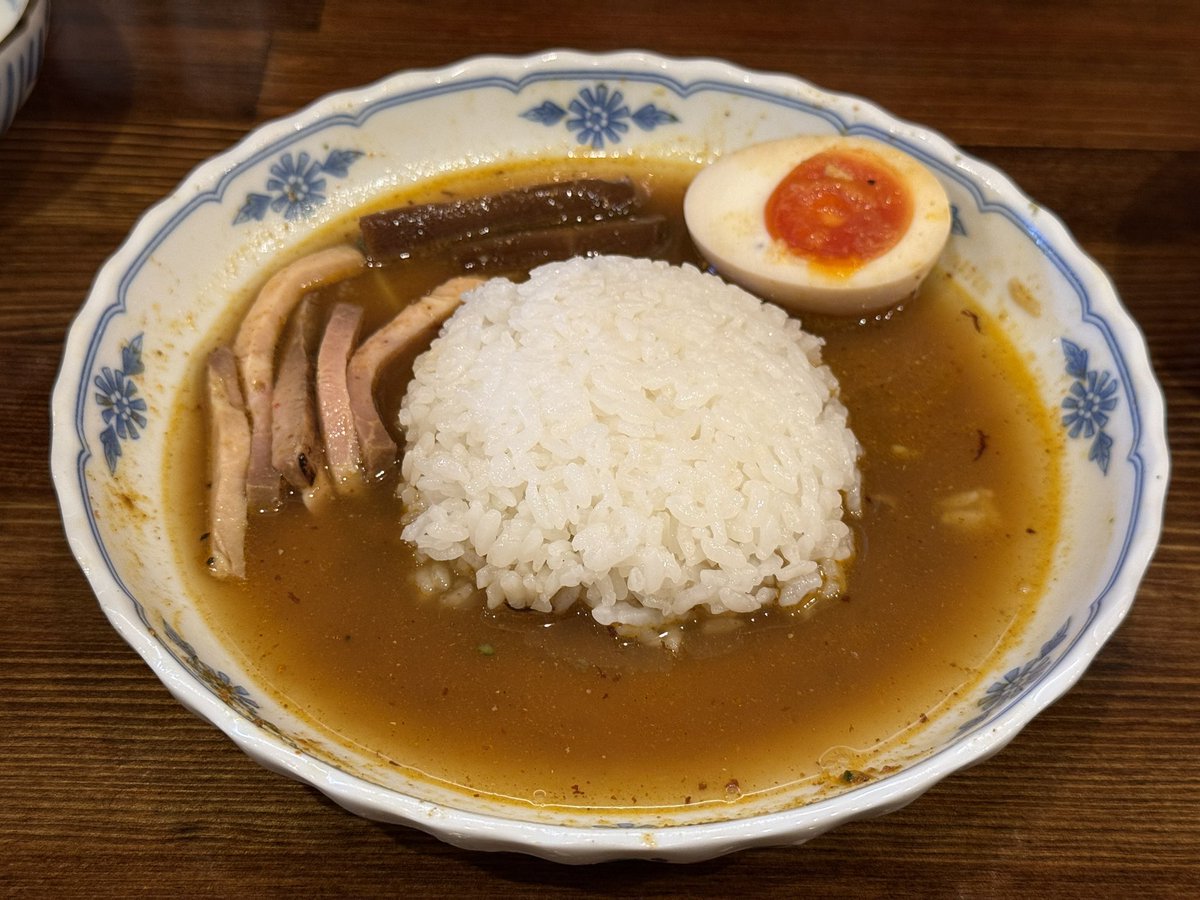 jin4336's tweet photo. 今回は麺を啜り終わったあとの皿にライスをドボン。
スープ割りも少し足してスープカレー風にいただきました。
やっぱりごはんにあう！
見映えはともかく、食べやすさでいうとごはん茶碗の方にタレをかけた方が格段に食べやすいですね〜 https://t.co/W5TSYX6FCT