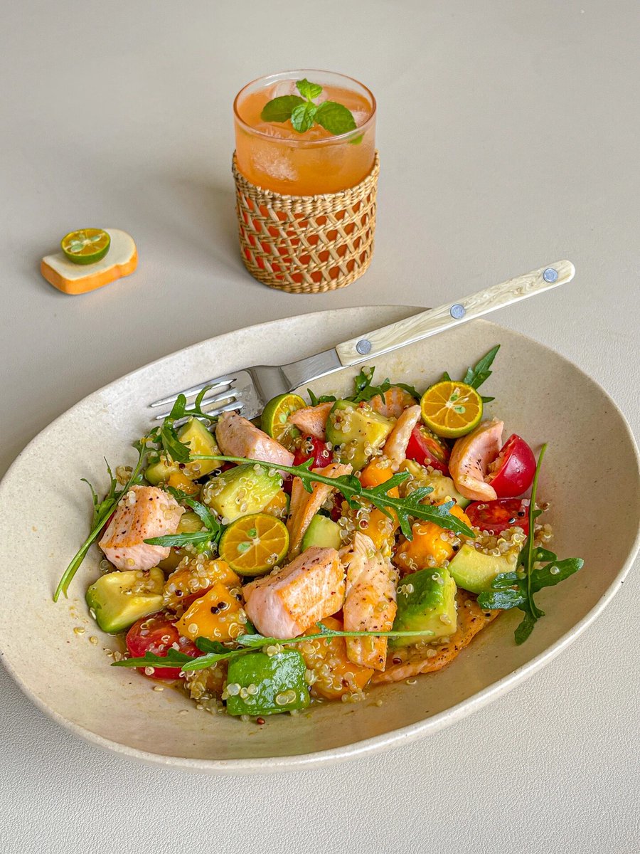 JacksonEck2v's tweet photo. My go-to weekday lunch: quinoa salad with roasted cherry tomatoes, avocado, and a drizzle of lemon olive oil—fresh, quick, and keeps me full till dinner https://t.co/suHxQn08Mm