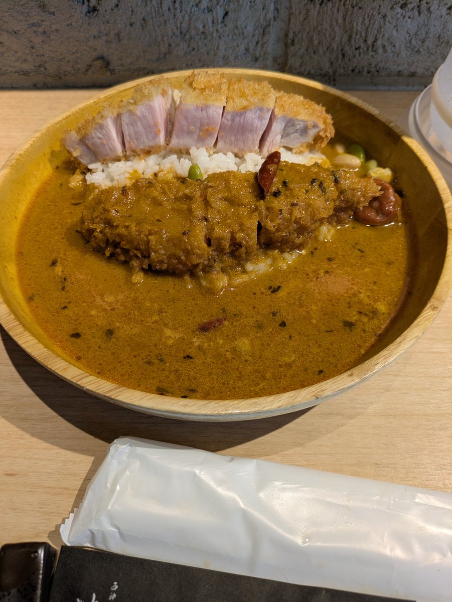 redlark's tweet photo. 今日のお昼は神保町のとんかつ九六喜さん
ロースカツカレー
素晴らしい火入れのカツにスパイスの効いたカレー
ウマい

#神保町 #カツカレー https://t.co/T7QytMiIUE