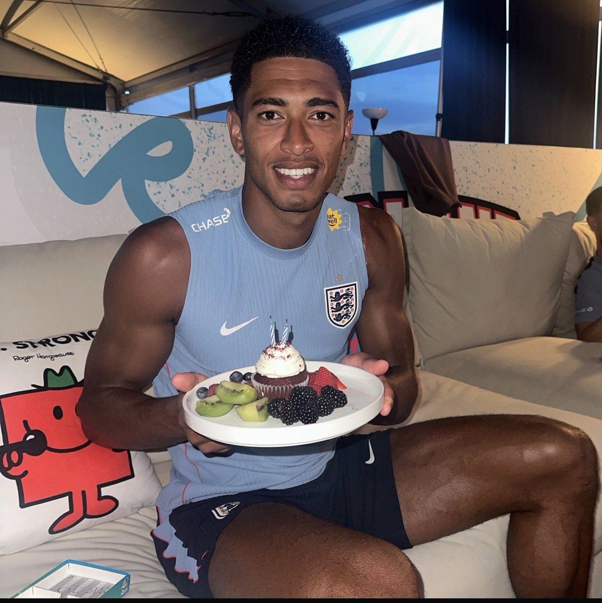 judehour's tweet photo. me encanta como ele fez questão de comemorar o aniversário na copa de um jeitinho especial e postou pra gente no jb5 sabe ele é um príncipe mesmo https://t.co/Cc66Ly0hwt