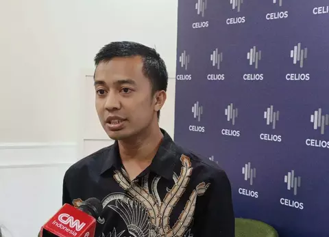ValuableBill's tweet photo. celios banyak kasih masukan pemerintah
pak media bilang banyak yang ga didenger
pemerintah malah cari bantuan ke russel
russelnya sendiri minta pertimbangan celios
🤡

BHHHHHAPPPP

- russel diminta pemerintah kirim pengajar utk URI
- russel minta pertimbangan dir. celios, pak media
- pak media kasih tau risiko kalau kerja sama 10 uri

- indonesia punya 4.303 institusi pendidikan tinggi
- rasio 1 kampus per 66 ribu penduduk
- lebih padat dari jepang, australia, inggris
- banyak kampus masih under capacity

- tantangan utama bukan jumlah kampus
- tapi investasi dosen, lab, riset, dan beasiswa
- pemerintah masih utang tunjangan dosen 5,7 triliun

- lebih dari separuh dosen riset pakai uang sendiri
- bangun 10 uri baru berisiko alihkan anggaran triliunan
- bisa perburuk kesejahteraan dosen