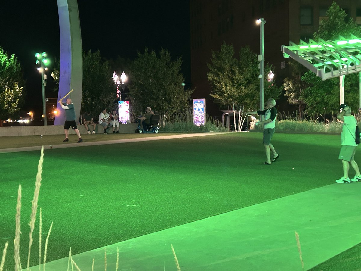 DrakeFantasy's tweet photo. @CFFroton throwing BP to @ScottFish24 

Welcome to the @theffexpo https://t.co/AxQrulSySL