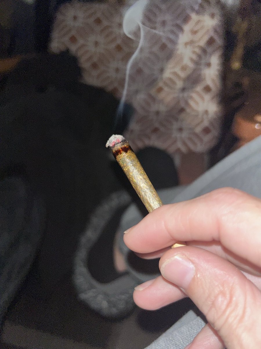 Tometoker724's tweet photo. She’s smoken!!😶‍🌫️😵‍💫 some Mexican flan from cookies shit is 🔥 https://t.co/yeBEoxlj1m