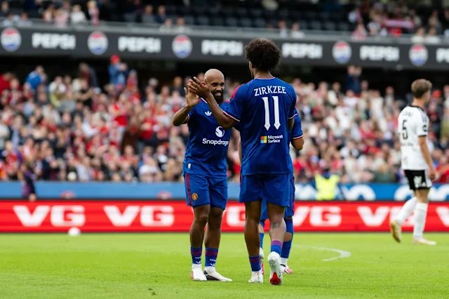 Roast_90's tweet photo. FULL-TIME: Rosenberg 0-5 Manchester United 

31' Shea Lacey ⚽️
56' Joshua Zirkzee ⚽️
63' Jacob Devaney ⚽️
72' Harry Amass ⚽️
84' Ethan Williams ⚽️

Kalo setan merah Italia juga gitu pra musim, Madrid aja dikalahin, di liga ampas, kita lihat nanti di EPL kaya apa Setan merah inggris 
@ManUtd @acmilan
#roast90 #mu