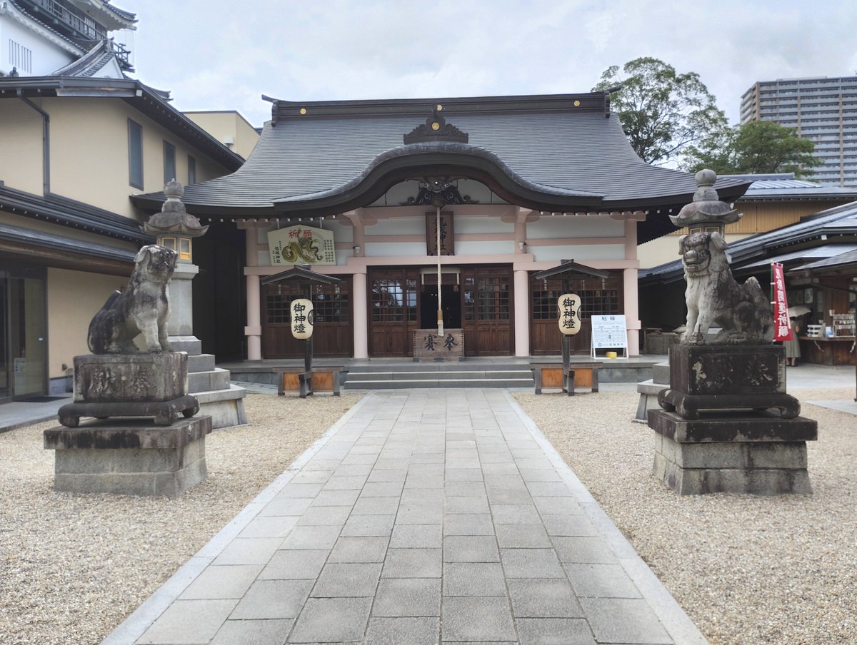fw5429's tweet photo. 龍城神社　岡崎城
龍城神社は岡崎城に隣接する徳川家康と本田忠勝をご祭神とする神社です。城と神社を両方写真におさめられるぐらいの近さです。10年以上前に来たと思いますが、御朱印をいただくのは初めてです。東照宮の御朱印帳もようやく裏面になりました。
＃御朱印
＃岡崎
＃城 https://t.co/xAWN4qQugy